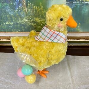NWT Hallmark Yellow Plush Egg-Laying Duck plays  "Chicken Dance".